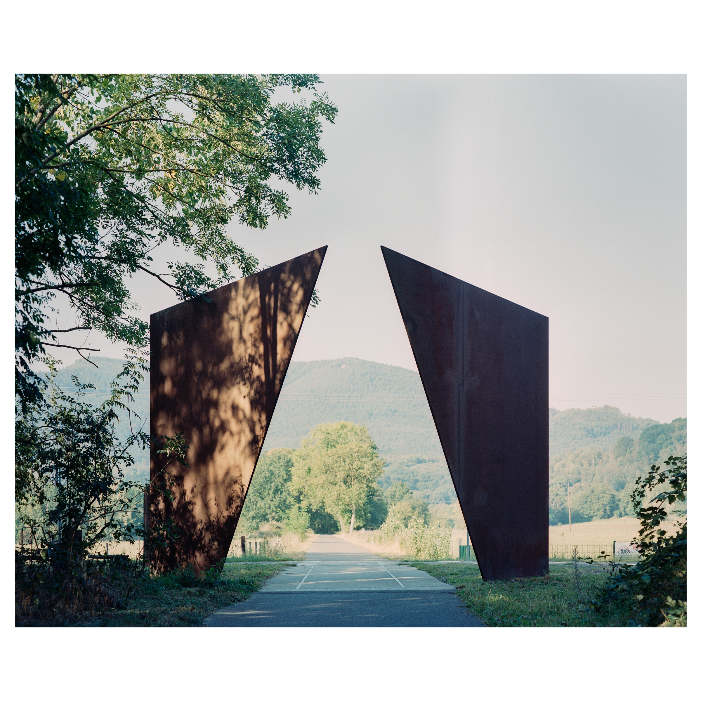 Photographie argentique d'une des installations présente le long du chemin des carrières. Ce chemin relie Rosheim à Saint Nabor en Alsace (France) et a été construit par l'agence d'architecture Reiulf Ramstad. Porte en acier corten © Guillaume Porche