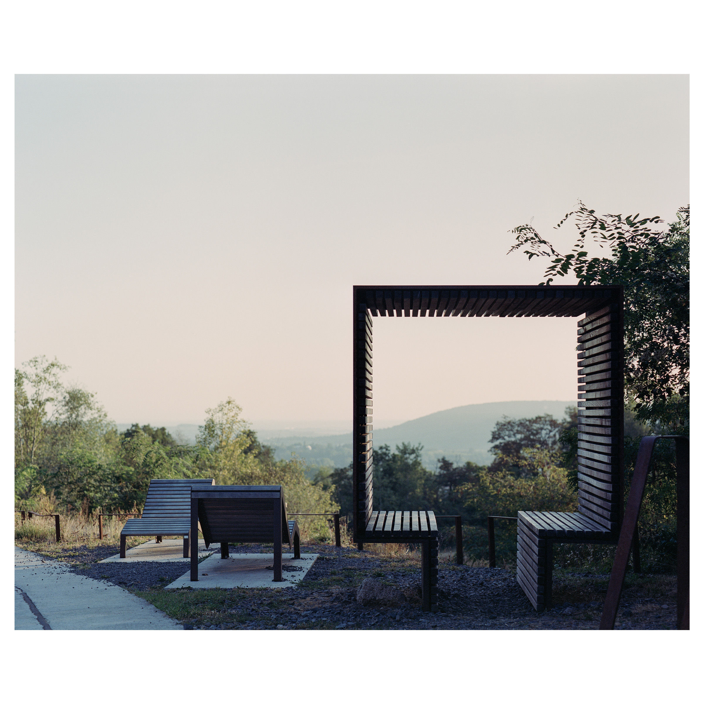 Photographie argentique d'une des installations présente le long du chemin des carrières. Ce chemin relie Rosheim à Saint Nabor en Alsace (France) et a été construit par l'agence d'architecture Reiulf Ramstad. Banc et vue sur le paysage © Guillaume Porche