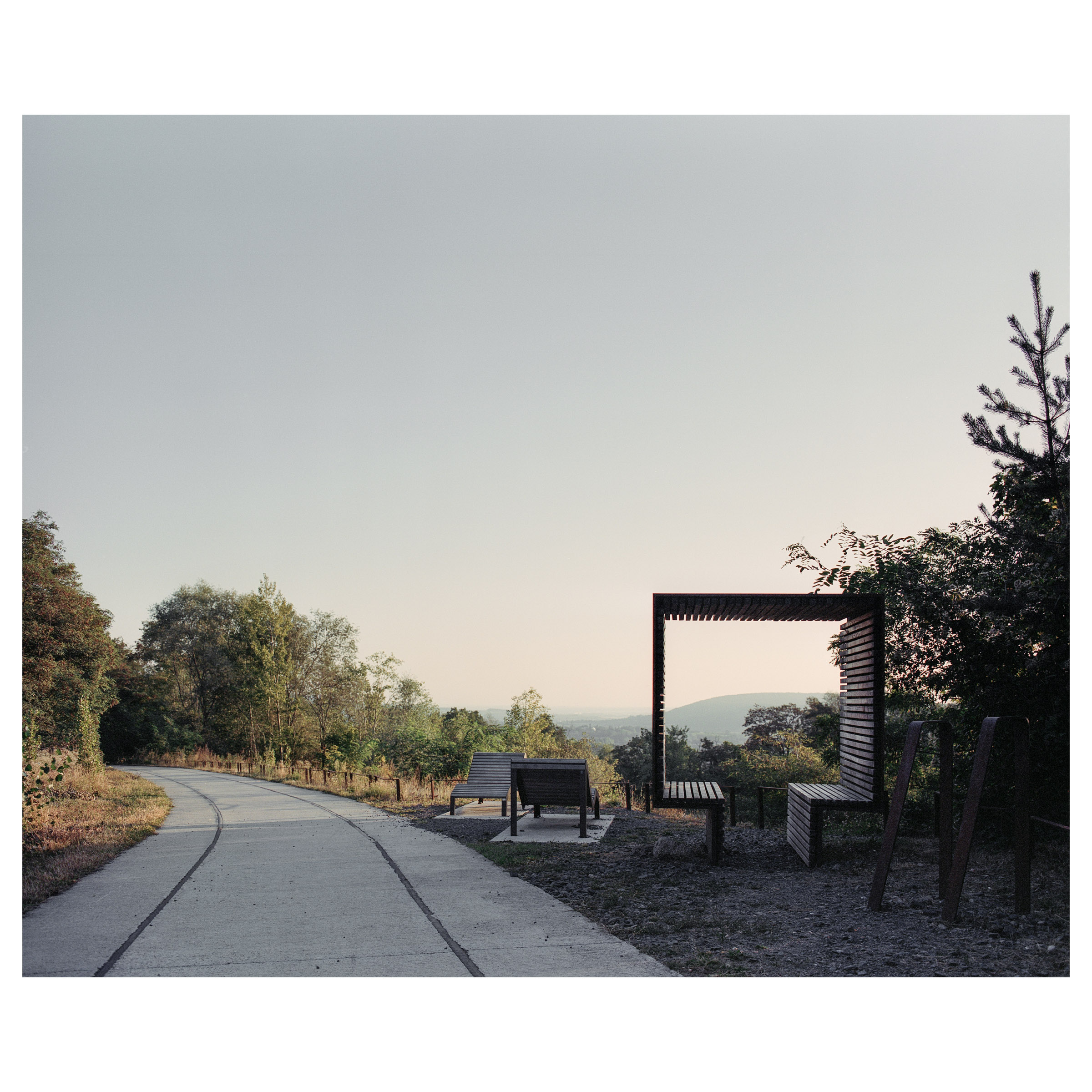 Photographie argentique d'une des installations présente le long du chemin des carrières. Ce chemin relie Rosheim à Saint Nabor en Alsace (France) et a été construit par l'agence d'architecture Reiulf Ramstad. Banc et vue sur le paysage © Guillaume Porche