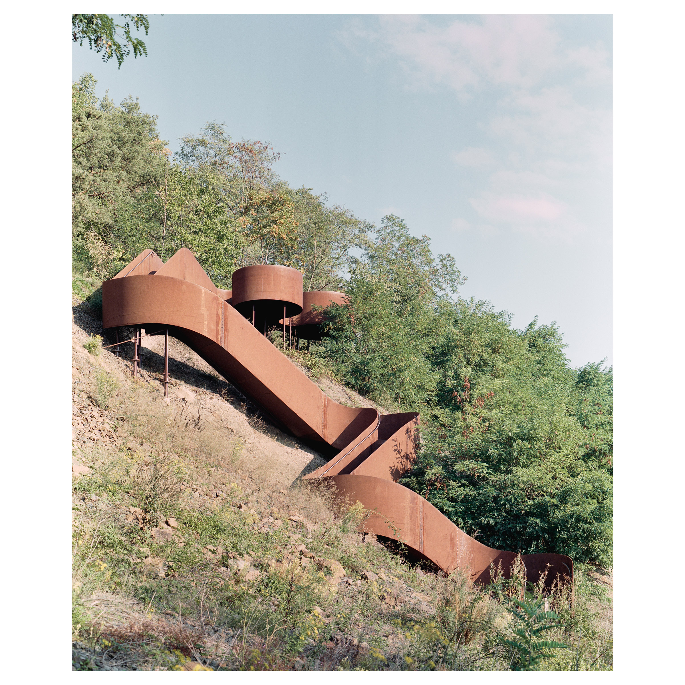 Photographie argentique d'une des installations présente le long du chemin des carrières. Ce chemin relie Rosheim à Saint Nabor en Alsace (France) et a été construit par l'agence d'architecture Reiulf Ramstad. Belvédère ancré dans la montagne © Guillaume Porche