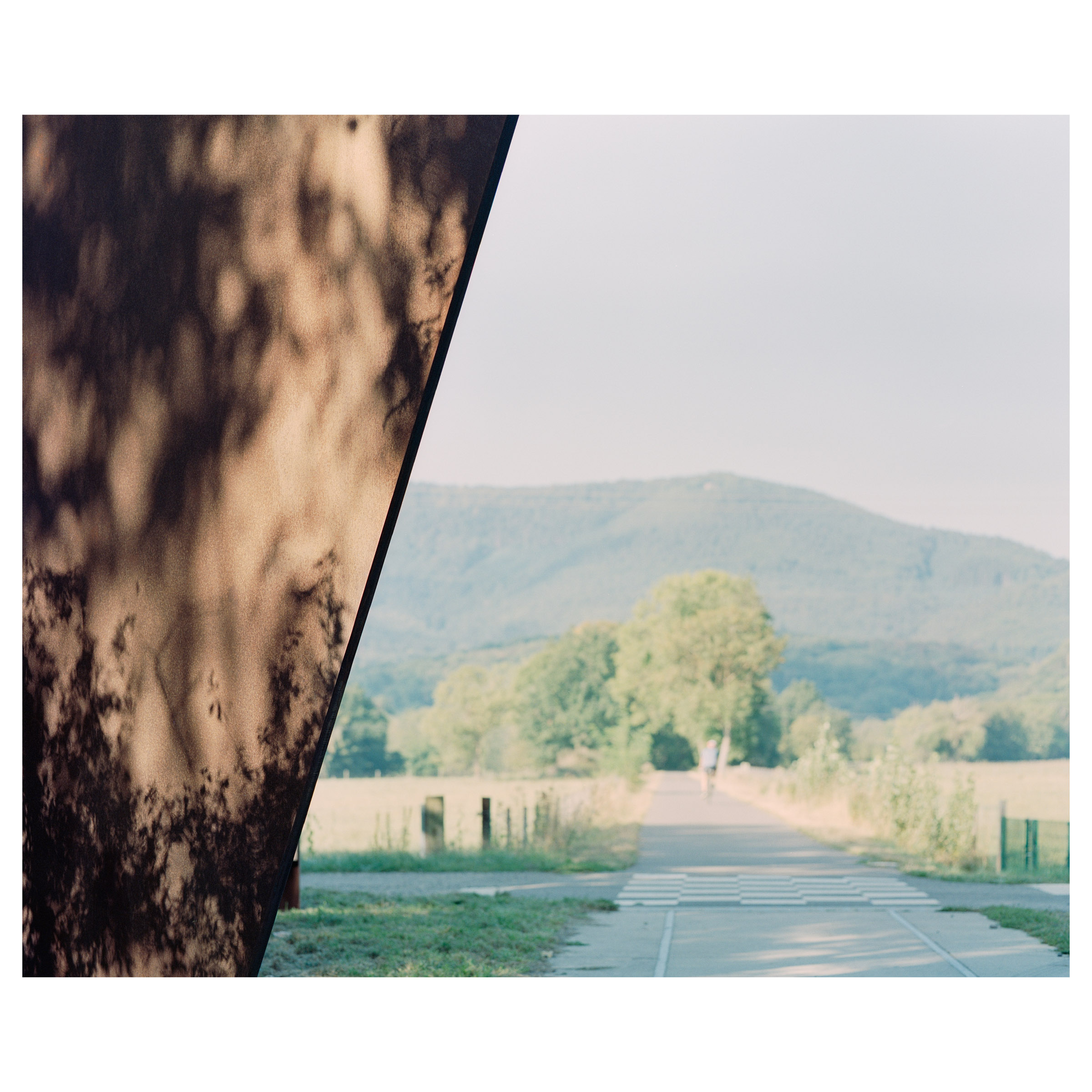 Photographie argentique d'une des installations présente le long du chemin des carrières. Ce chemin relie Rosheim à Saint Nabor en Alsace (France) et a été construit par l'agence d'architecture Reiulf Ramstad. Détail de la porte en acier corten © Guillaume Porche