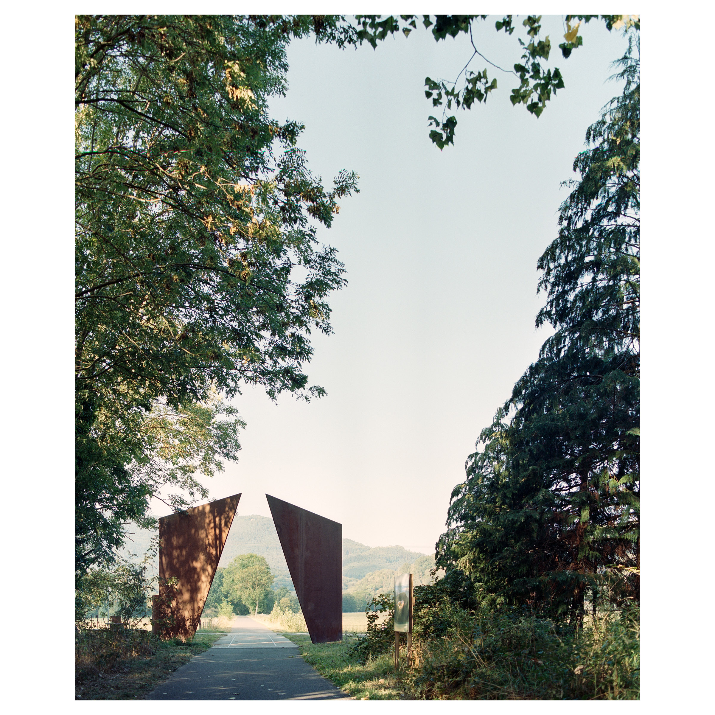 Photographie argentique d'une des installations présente le long du chemin des carrières. Ce chemin relie Rosheim à Saint Nabor en Alsace (France) et a été construit par l'agence d'architecture Reiulf Ramstad. Porte en acier corten © Guillaume Porche