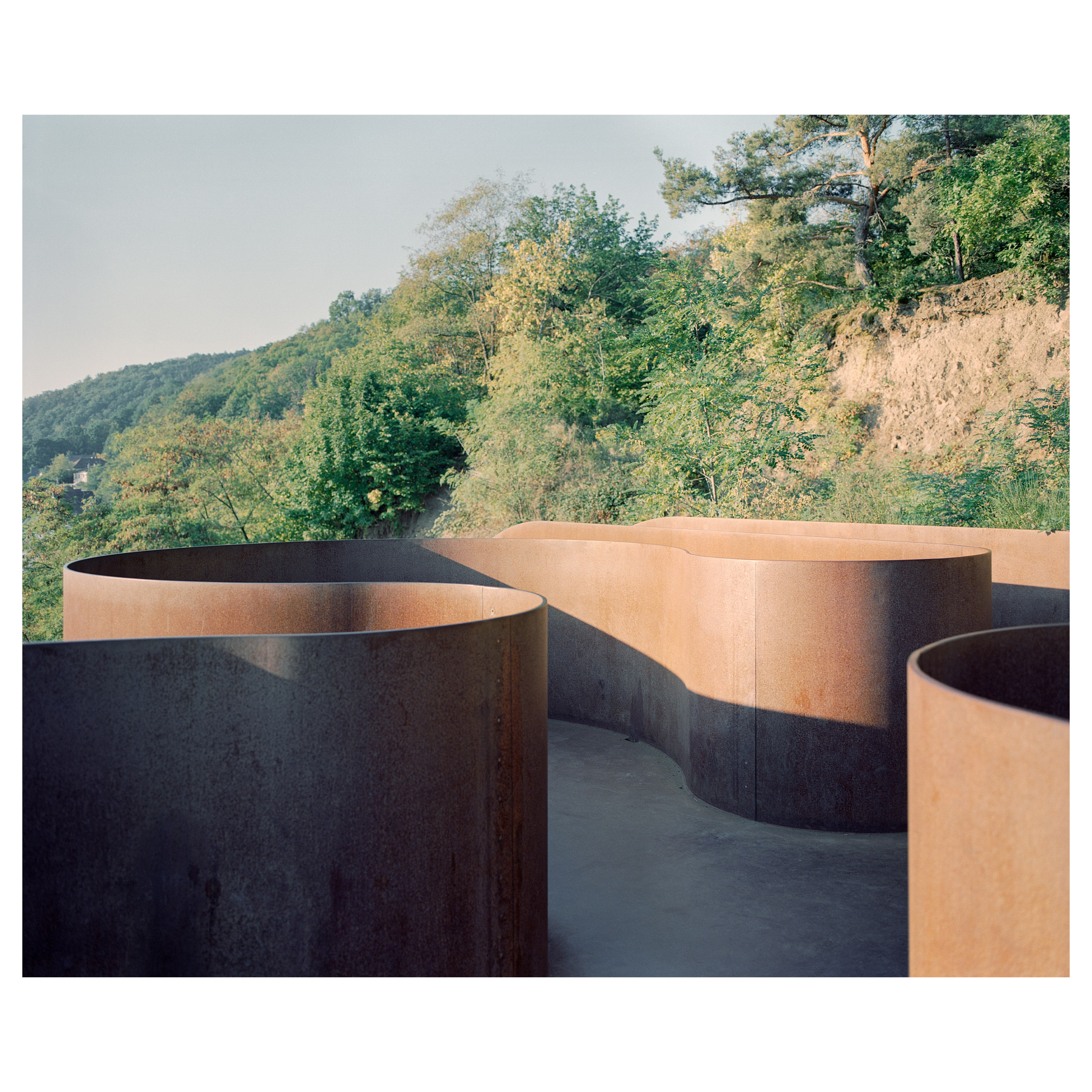 Photographie argentique d'une des installations présente le long du chemin des carrières. Ce chemin relie Rosheim à Saint Nabor en Alsace (France) et a été construit par l'agence d'architecture Reiulf Ramstad. Le belvédère, géométrie d'acier corten © Guillaume Porche