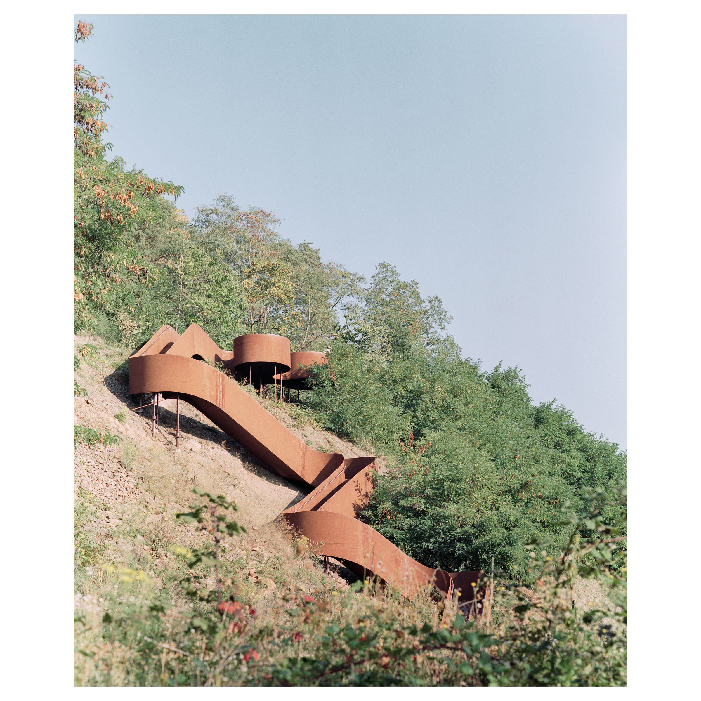 Photographie argentique d'une des installations présente le long du chemin des carrières. Ce chemin relie Rosheim à Saint Nabor en Alsace (France) et a été construit par l'agence d'architecture Reiulf Ramstad. Belvédère ancré dans la montagne © Guillaume Porche