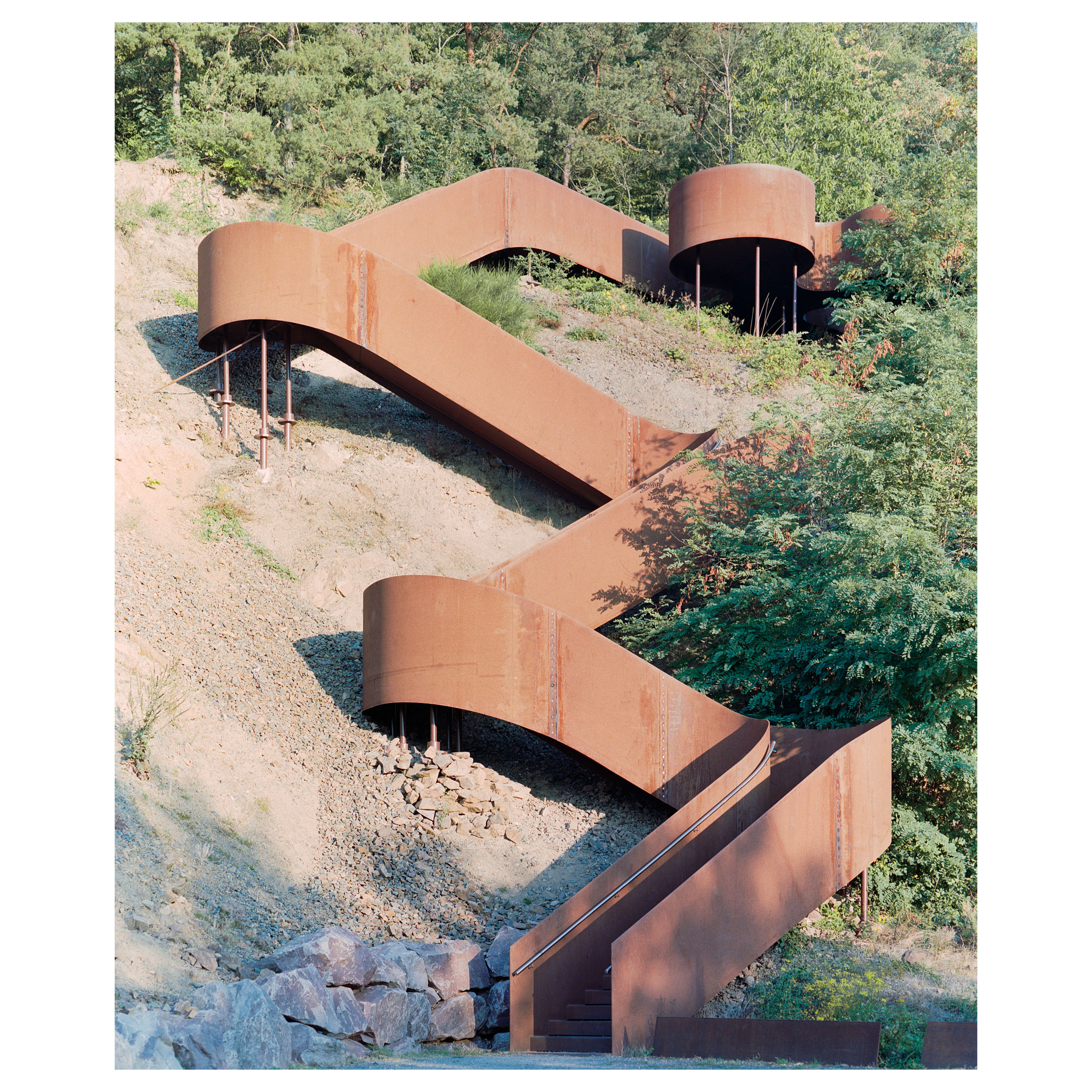 Photographie argentique d'une des installations présente le long du chemin des carrières. Ce chemin relie Rosheim à Saint Nabor en Alsace (France) et a été construit par l'agence d'architecture Reiulf Ramstad. Accès au belvédère © Guillaume Porche