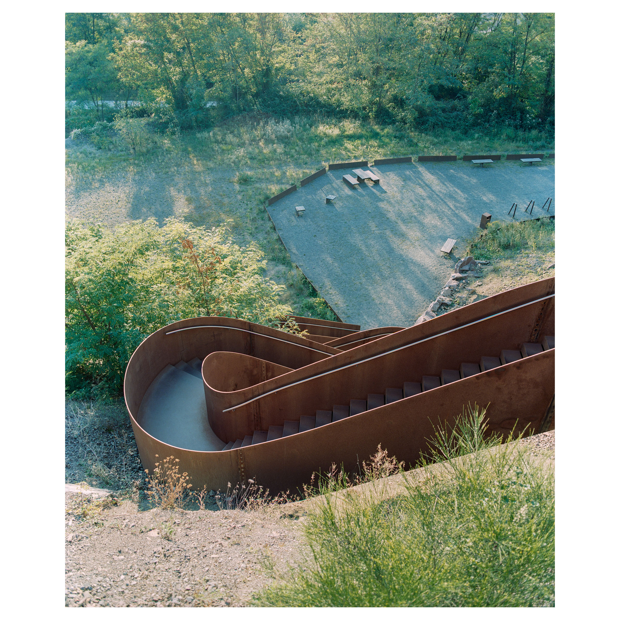 Photographie argentique d'une des installations présente le long du chemin des carrières. Ce chemin relie Rosheim à Saint Nabor en Alsace (France) et a été construit par l'agence d'architecture Reiulf Ramstad. Le belvédère, géométrie d'acier corten © Guillaume Porche