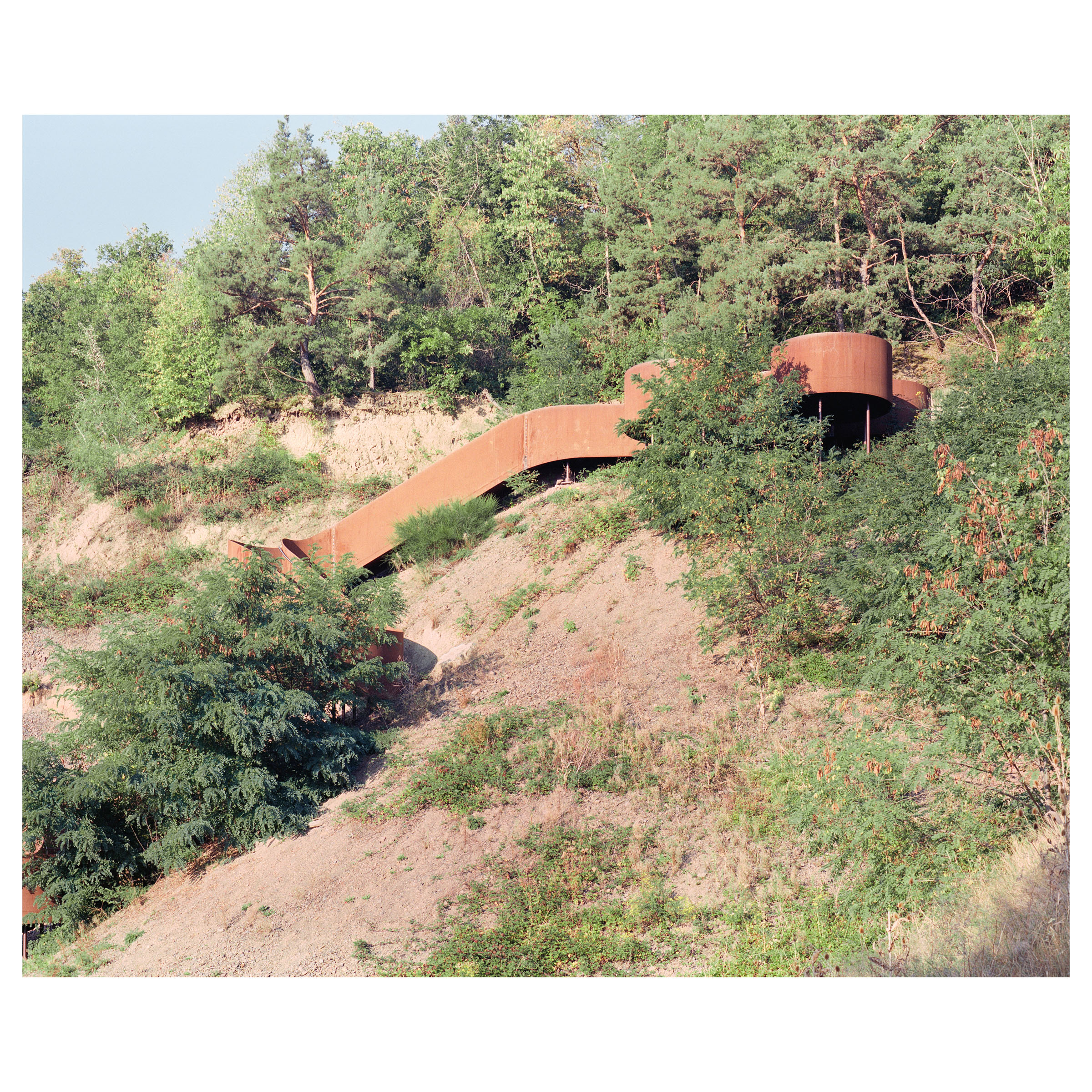 Photographie argentique d'une des installations présente le long du chemin des carrières. Ce chemin relie Rosheim à Saint Nabor en Alsace (France) et a été construit par l'agence d'architecture Reiulf Ramstad. Belvédère ancré dans la montagne © Guillaume Porche