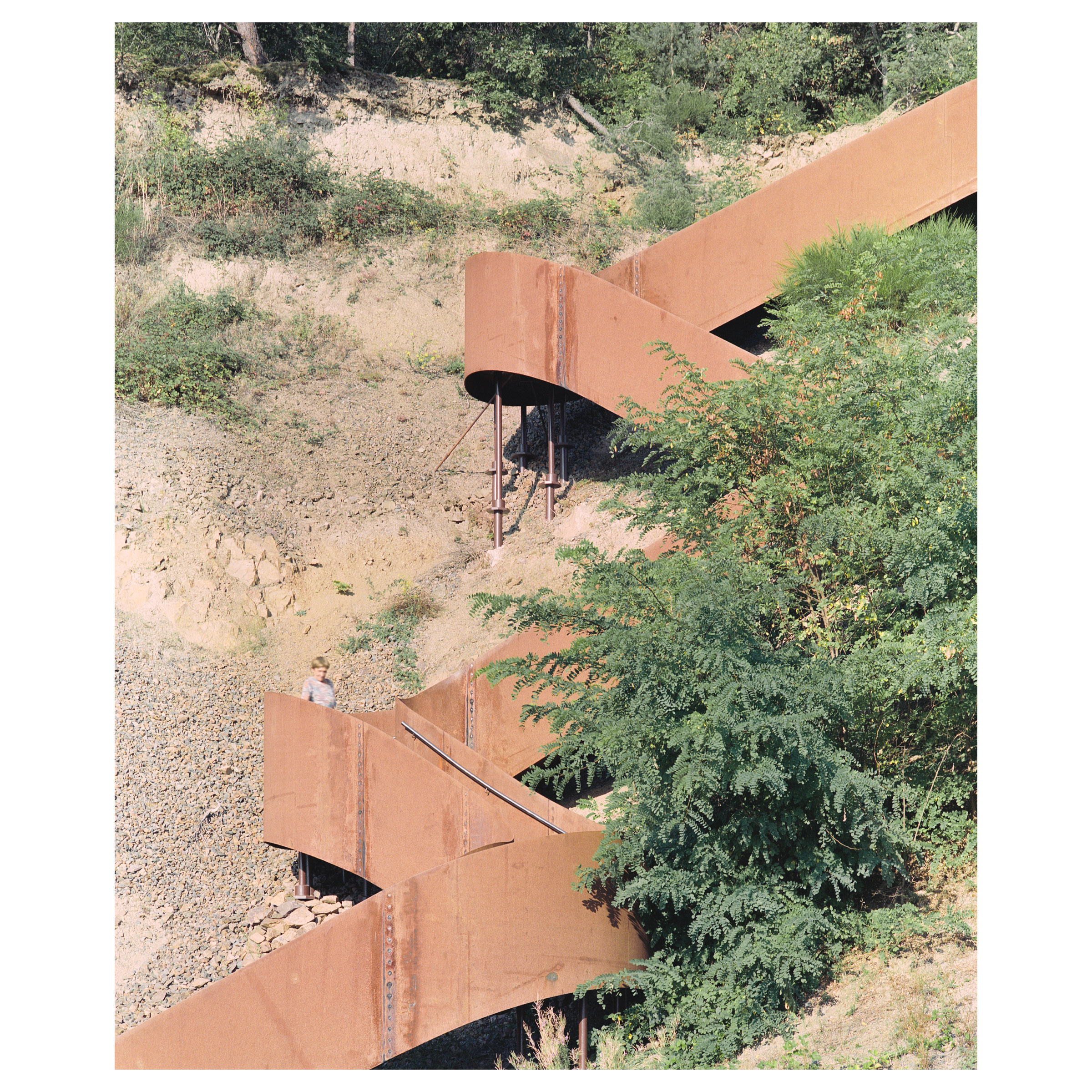 Photographie argentique d'une des installations présente le long du chemin des carrières. Ce chemin relie Rosheim à Saint Nabor en Alsace (France) et a été construit par l'agence d'architecture Reiulf Ramstad. Le belvédère, géométrie d'acier corten © Guillaume Porche