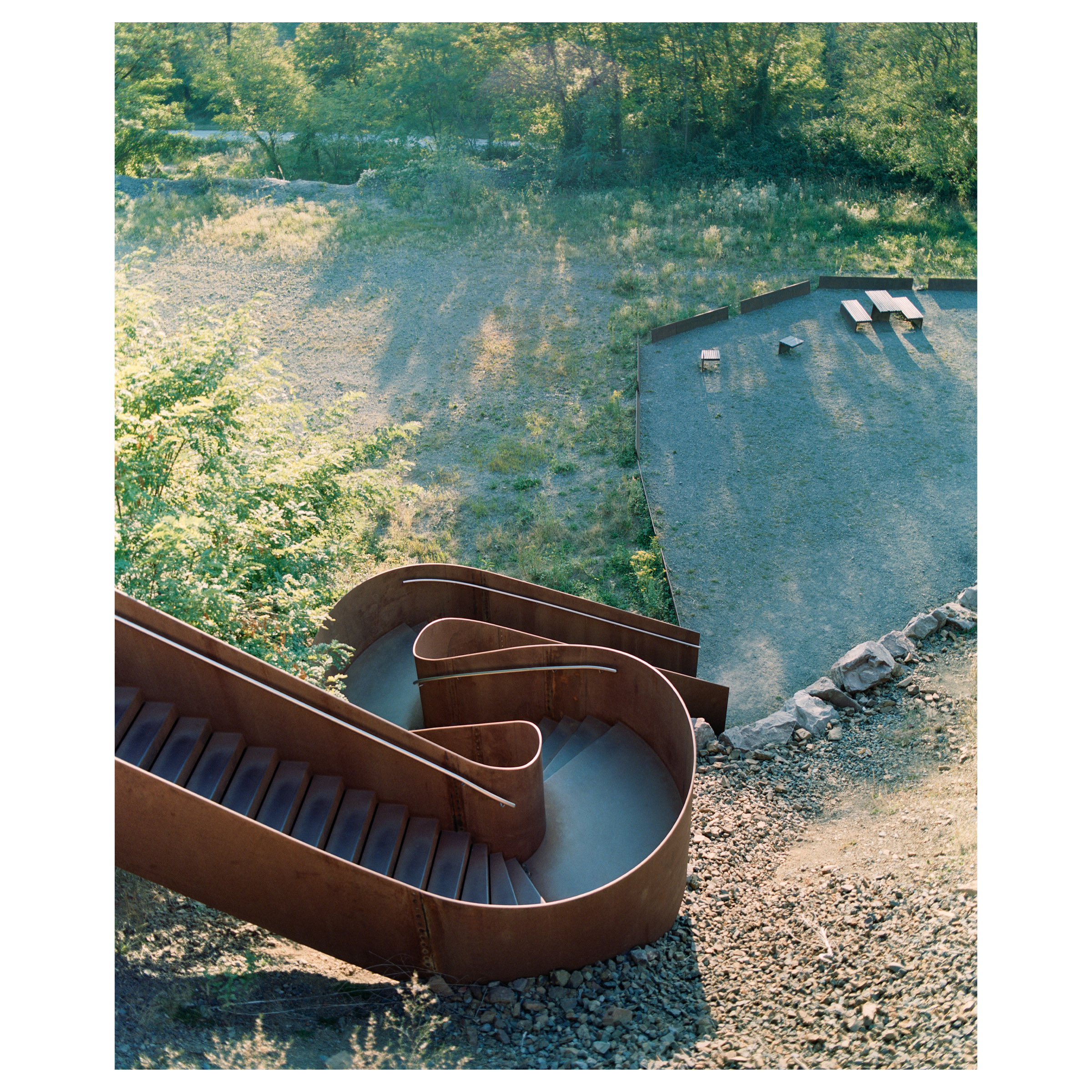 Photographie argentique d'une des installations présente le long du chemin des carrières. Ce chemin relie Rosheim à Saint Nabor en Alsace (France) et a été construit par l'agence d'architecture Reiulf Ramstad. Le belvédère, géométrie d'acier corten © Guillaume Porche