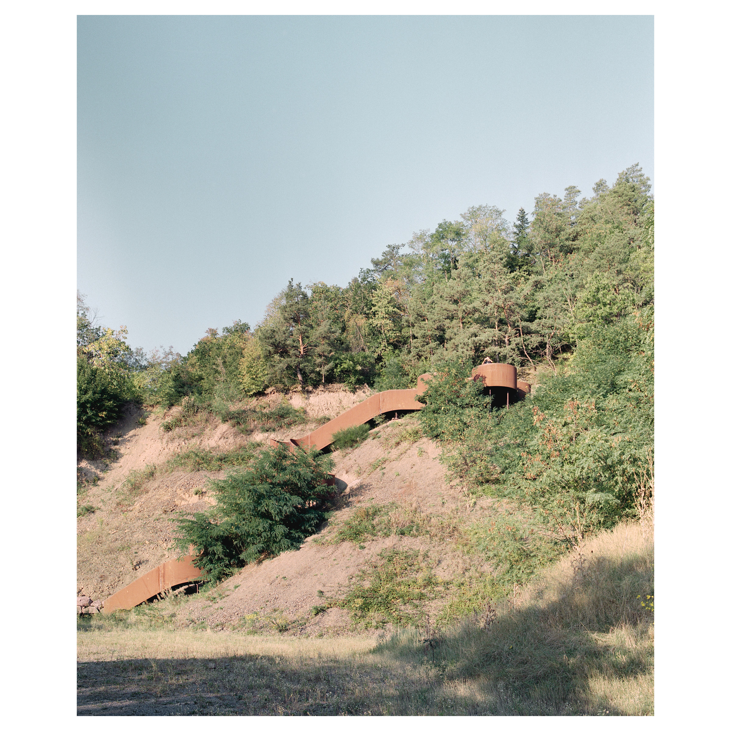 Photographie argentique d'une des installations présente le long du chemin des carrières. Ce chemin relie Rosheim à Saint Nabor en Alsace (France) et a été construit par l'agence d'architecture Reiulf Ramstad. Belvédère ancré dans la montagne © Guillaume Porche