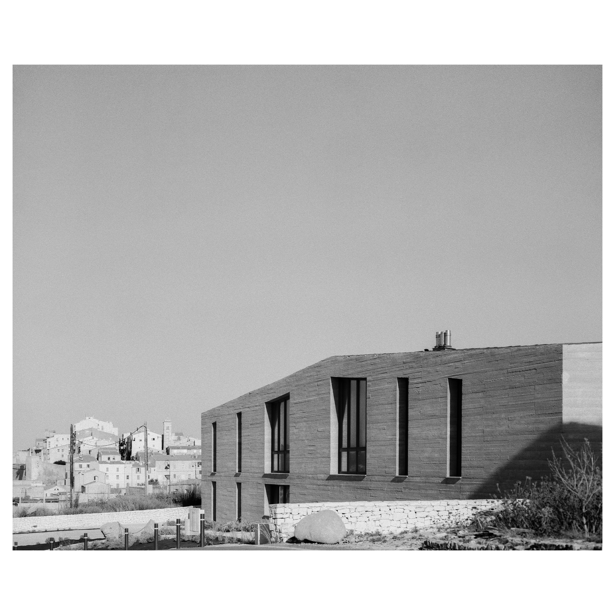 Photographie argentique de de la crèche Montlaur à Bonifacio en Corse, construit par l'agence d'architecture Buzzo Spinelli. Façade sur rue, relation au village © Guillaume Porche