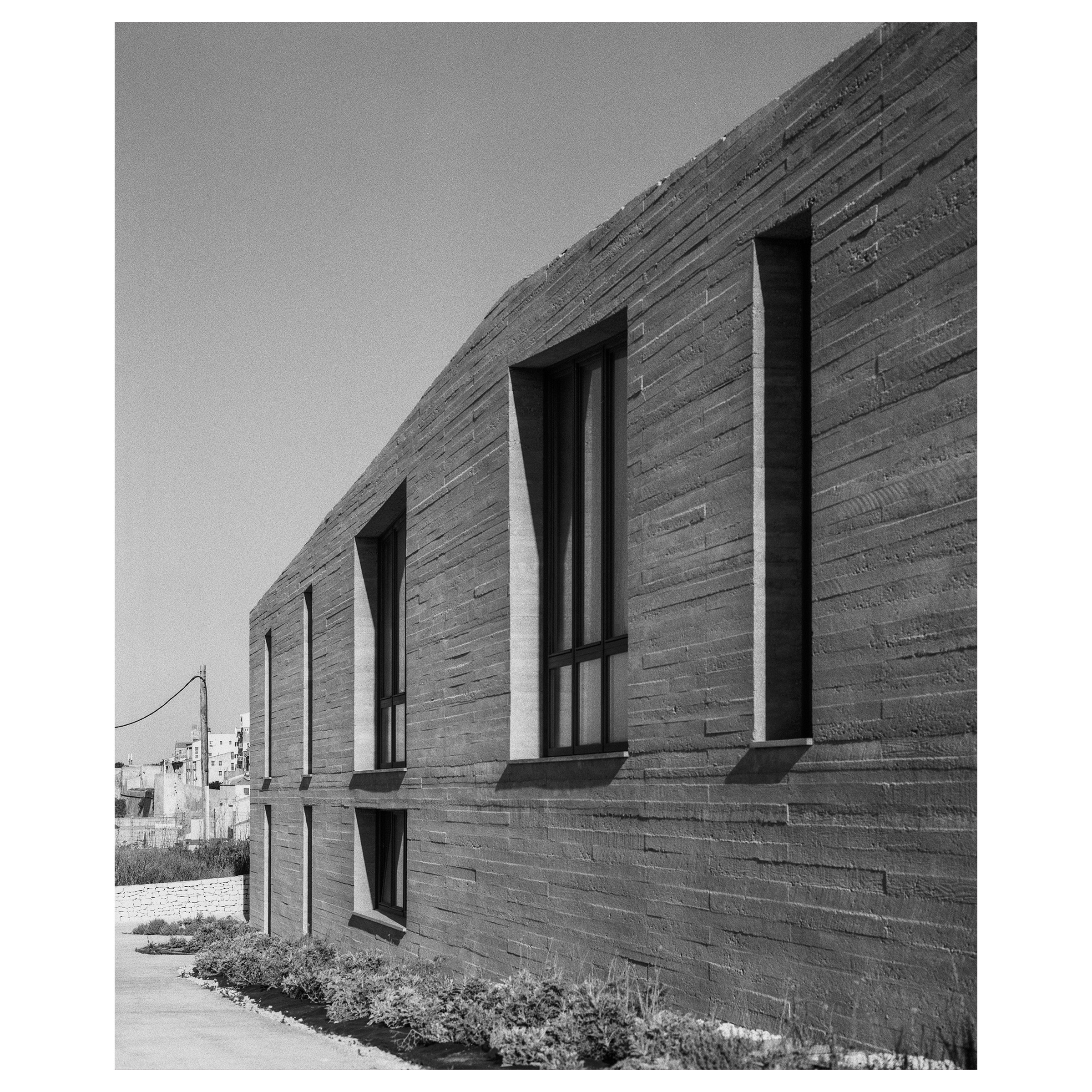 Photographie argentique de de la crèche Montlaur à Bonifacio en Corse, construit par l'agence d'architecture Buzzo Spinelli. Façade © Guillaume Porche