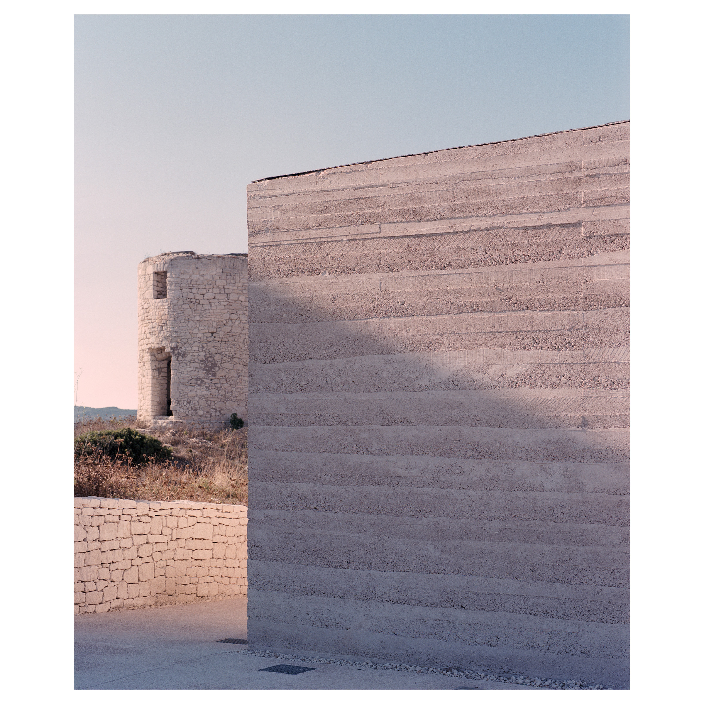 Photographie argentique de de la crèche Montlaur à Bonifacio en Corse, construit par l'agence d'architecture Buzzo Spinelli. Détail des sédiments de béton, relation avec la tour © Guillaume Porche