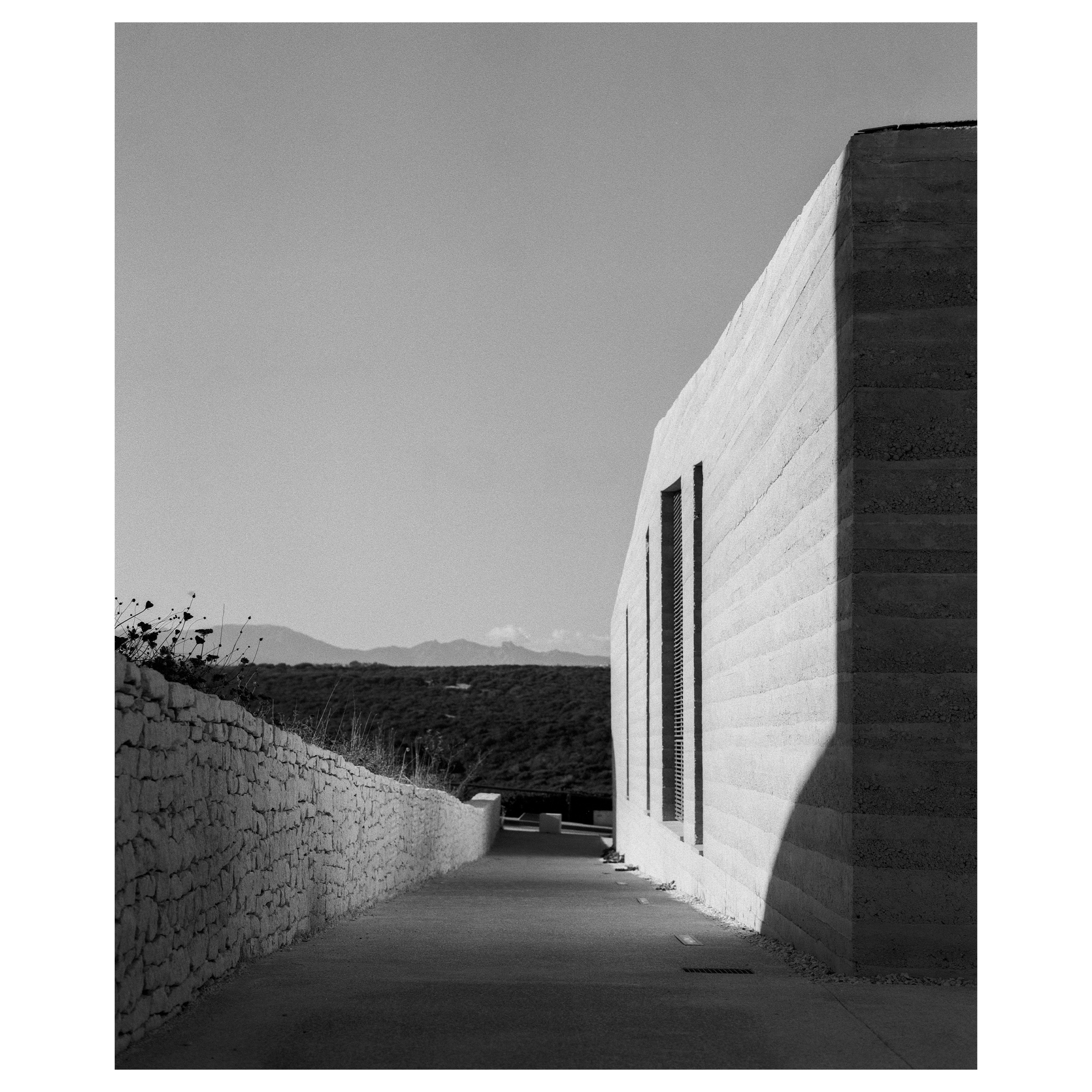 Photographie argentique de de la crèche Montlaur à Bonifacio en Corse, construit par l'agence d'architecture Buzzo Spinelli. Passage entre le mur de pierre et les sédiments de béton © Guillaume Porche