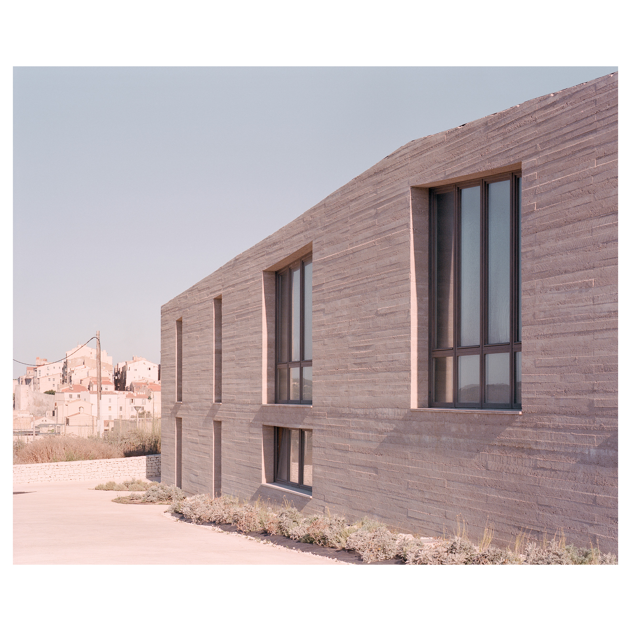 Photographie argentique de de la crèche Montlaur à Bonifacio en Corse, construit par l'agence d'architecture Buzzo Spinelli. Façade © Guillaume Porche