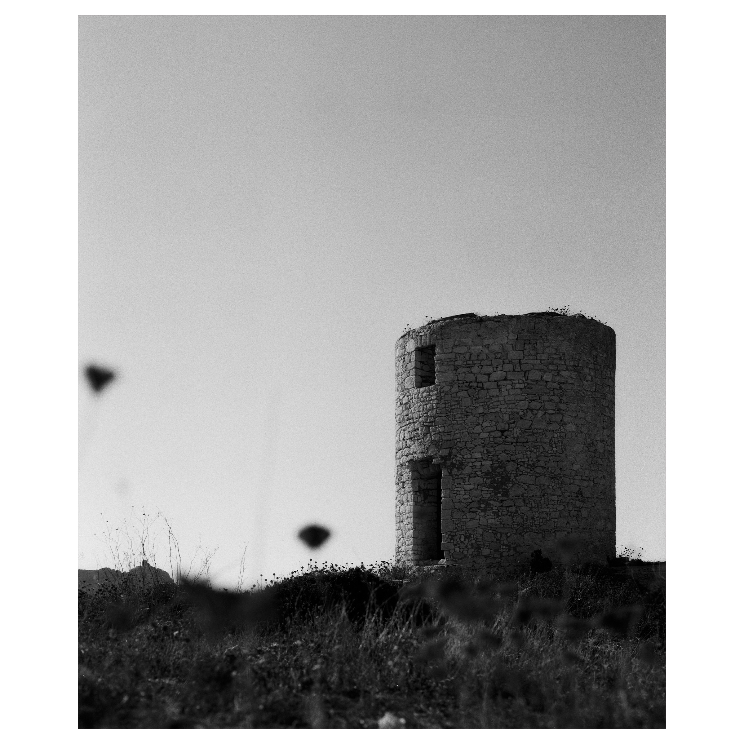 Photographie argentique de de la crèche Montlaur à Bonifacio en Corse, construit par l'agence d'architecture Buzzo Spinelli. Tour bordant la crèche © Guillaume Porche