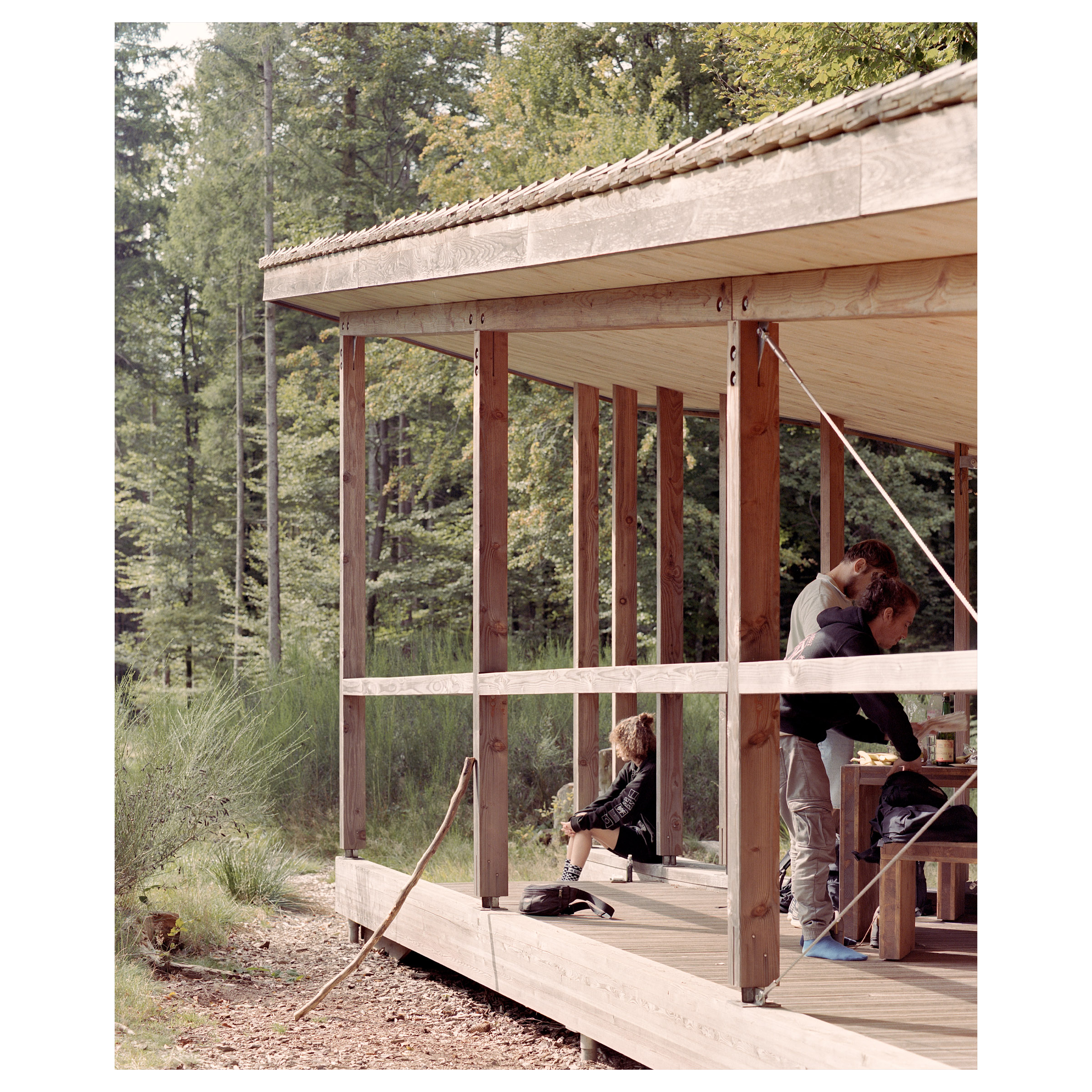 Photographie argentique de l'abris de randonnée au Donon, construit à la mémoire de Jean Maegey. Utiliser l'abris © Guillaume Porche