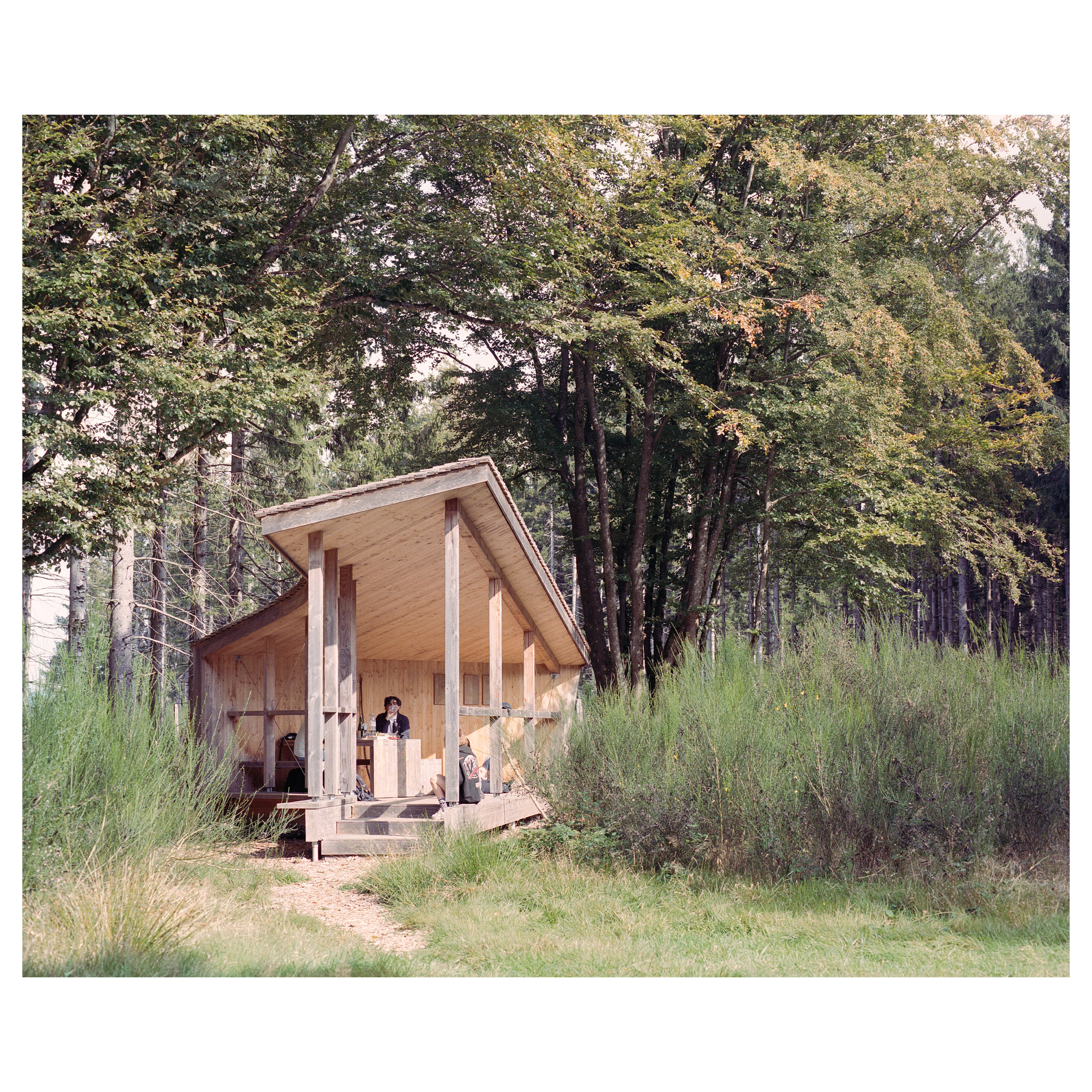 Photographie argentique de l'abris de randonnée au Donon, construit à la mémoire de Jean Maegey. Approche de l'entrée de l'abris © Guillaume Porche