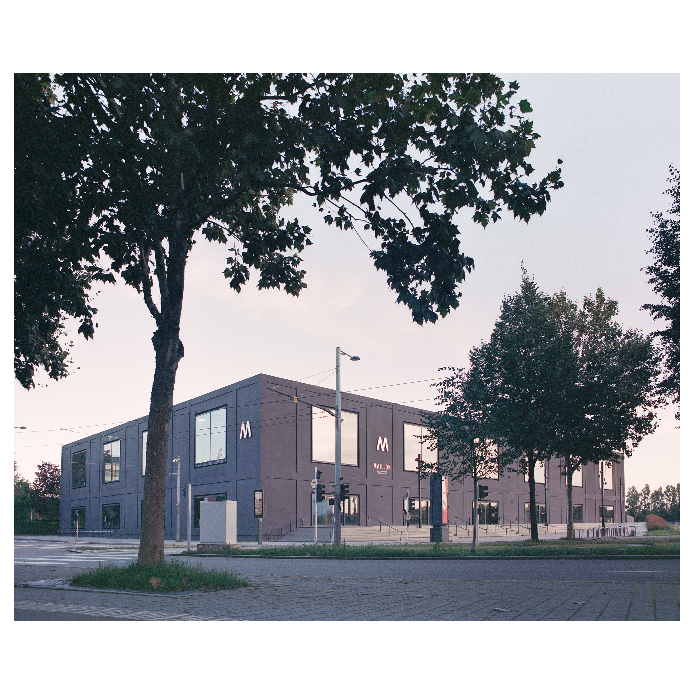 Photographie argentique du théâtre du maillon à Strasbourg (France) et construit par l'agence d'architecture parisienne LAN. Le Maillon dans son site © Guillaume Porche