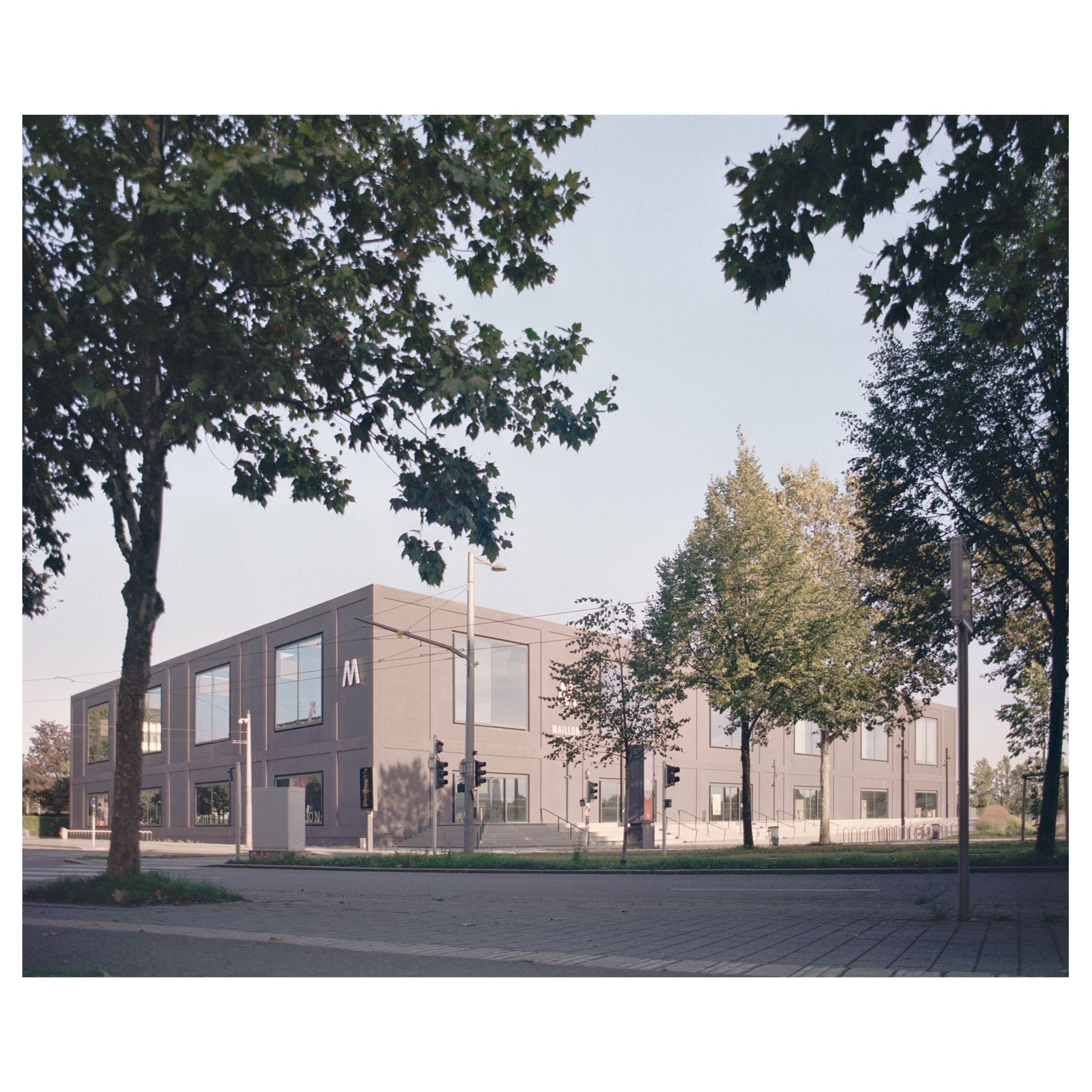 Photographie argentique du théâtre du maillon à Strasbourg (France) et construit par l'agence d'architecture parisienne LAN. Le Maillon dans son site © Guillaume Porche