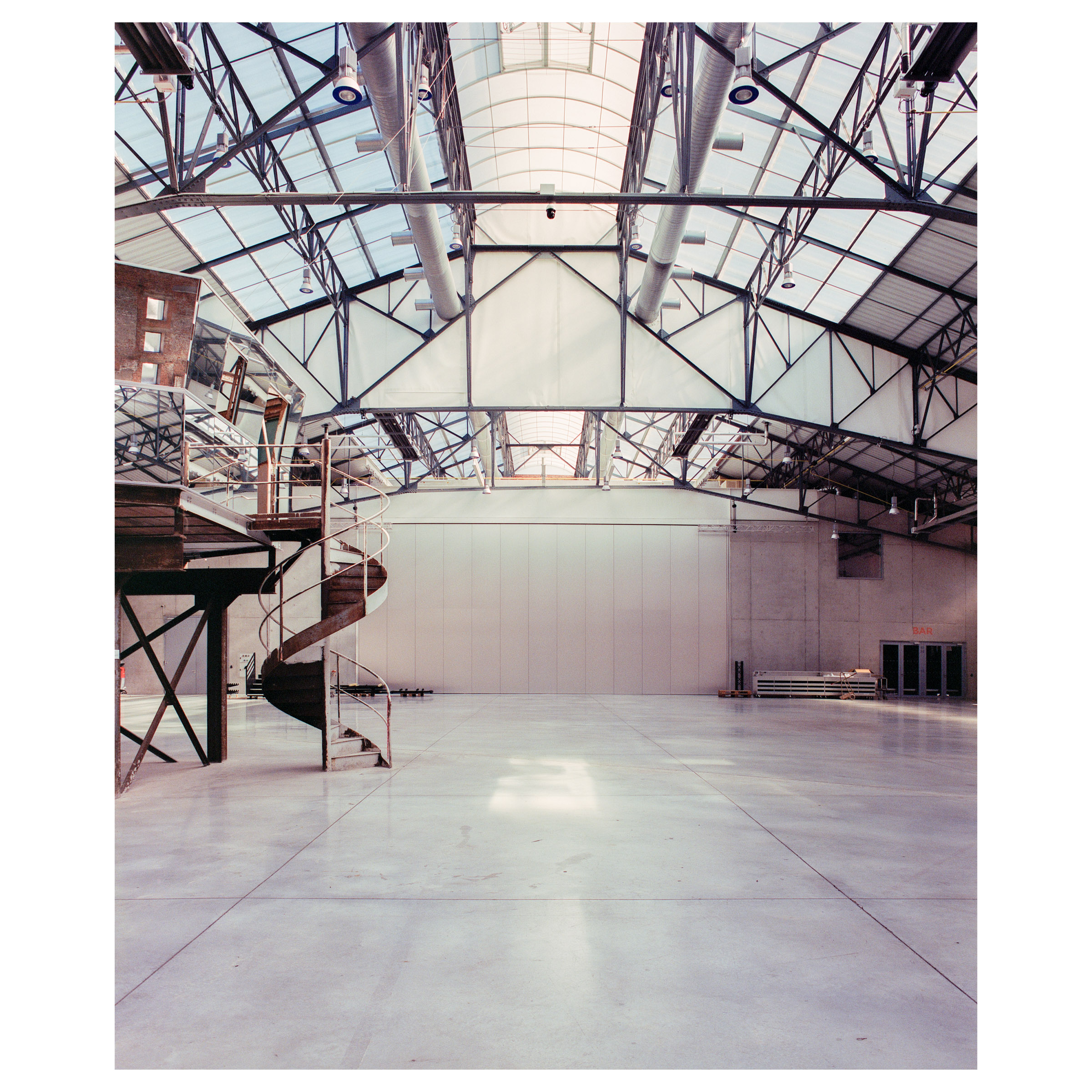 Photographie argentique du site verrier de Meisenthal (France) construit par les agences d'architectures SO-IL et Freaks. La grande halle verrière, véritable salle de spectacle et d'exposition © Guillaume Porche