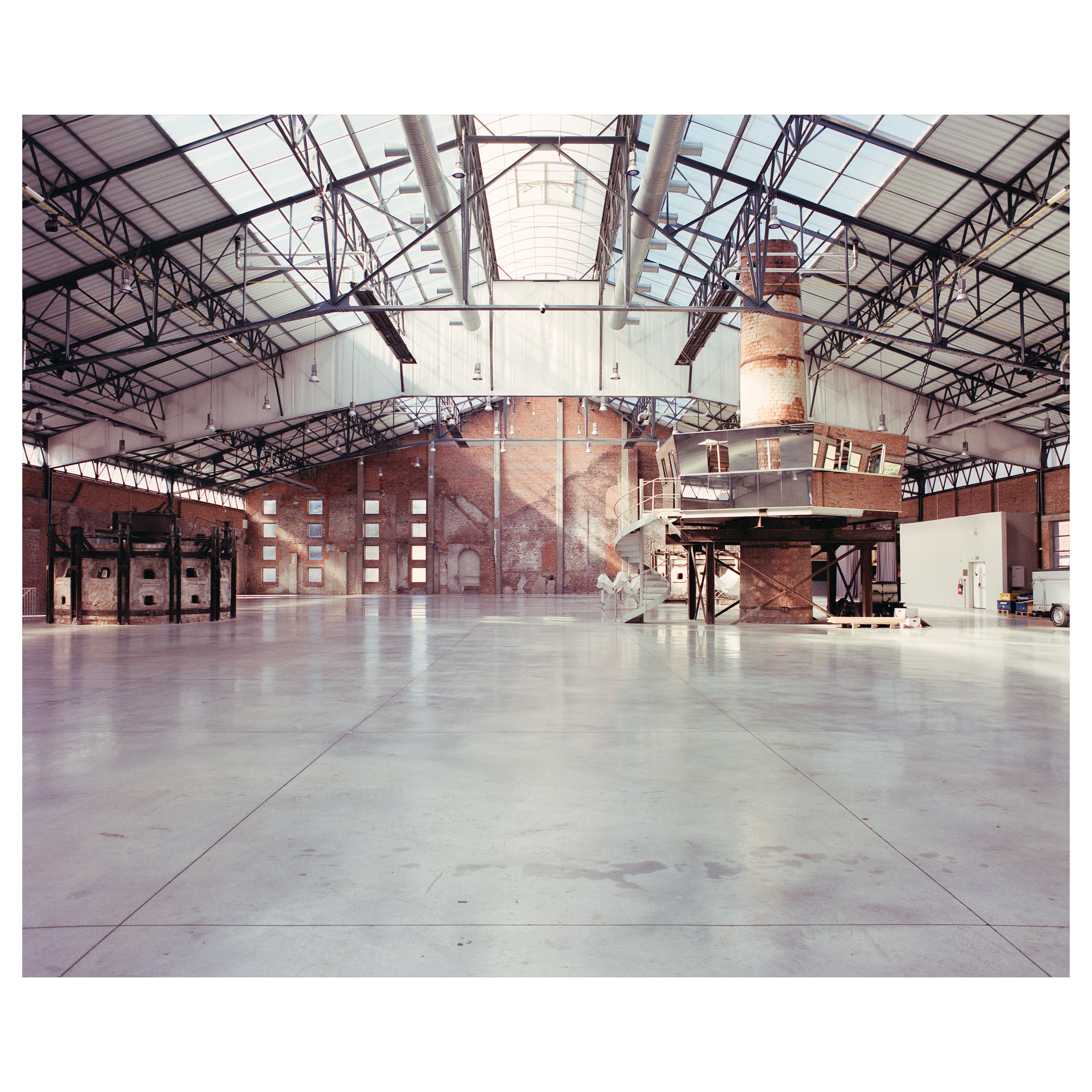 Photographie argentique du site verrier de Meisenthal (France) construit par les agences d'architectures SO-IL et Freaks. La grande halle verrière, véritable salle de spectacle et d'exposition © Guillaume Porche