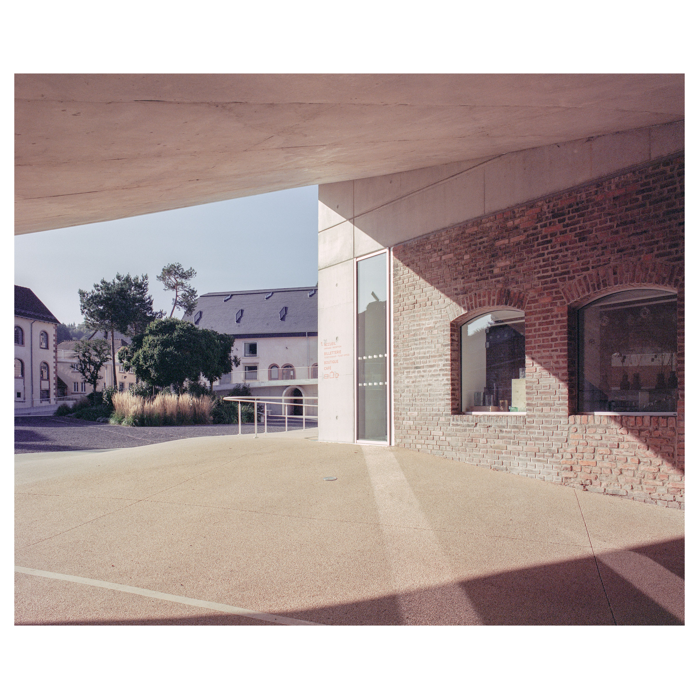 Photographie argentique du site verrier de Meisenthal (France) construit par les agences d'architectures SO-IL et Freaks. L'entrée, approche contemporaine et conservation du patrimoine © Guillaume Porche