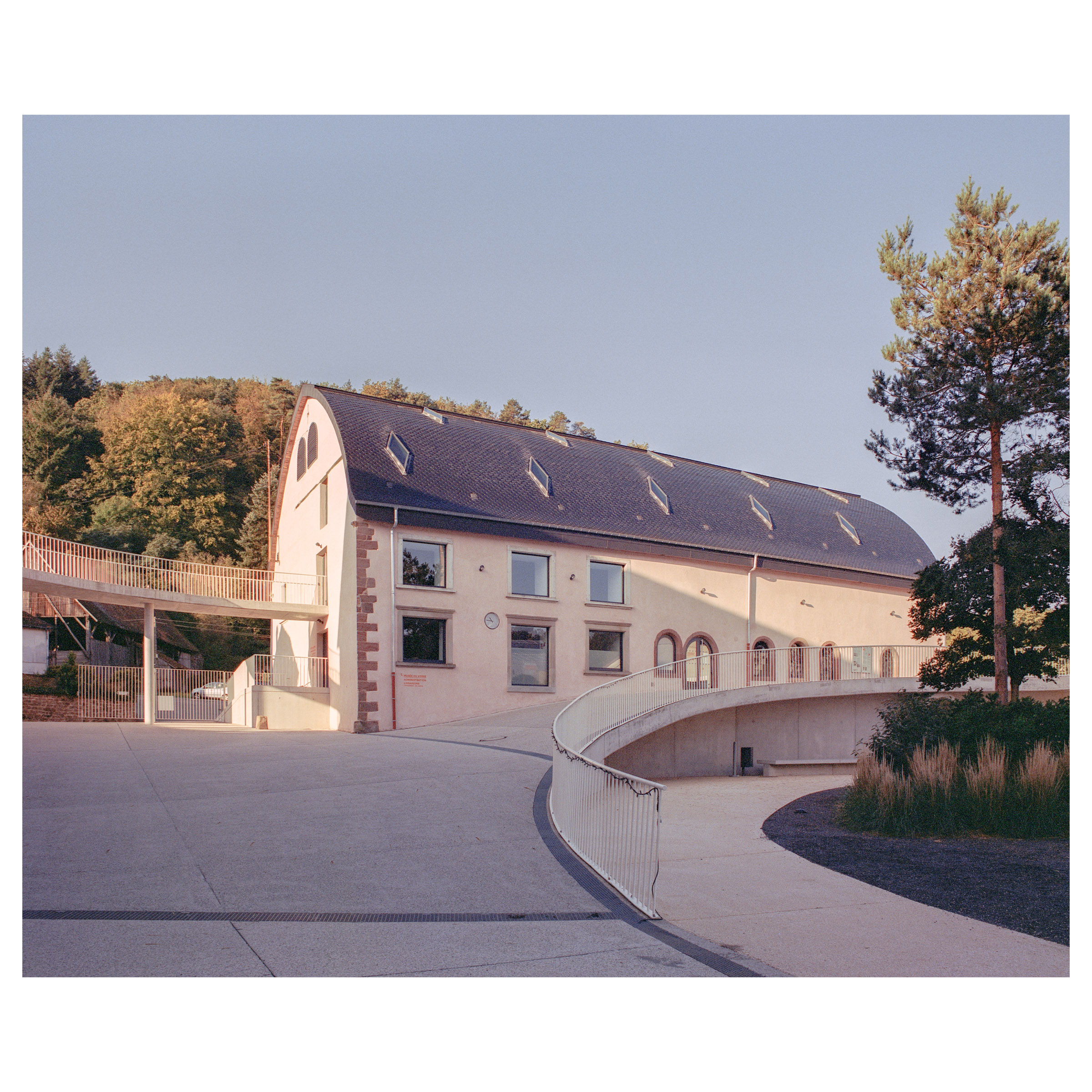 Photographie argentique du site verrier de Meisenthal (France) construit par les agences d'architectures SO-IL et Freaks. Approche contemporaine et conservation du patrimoine © Guillaume Porche