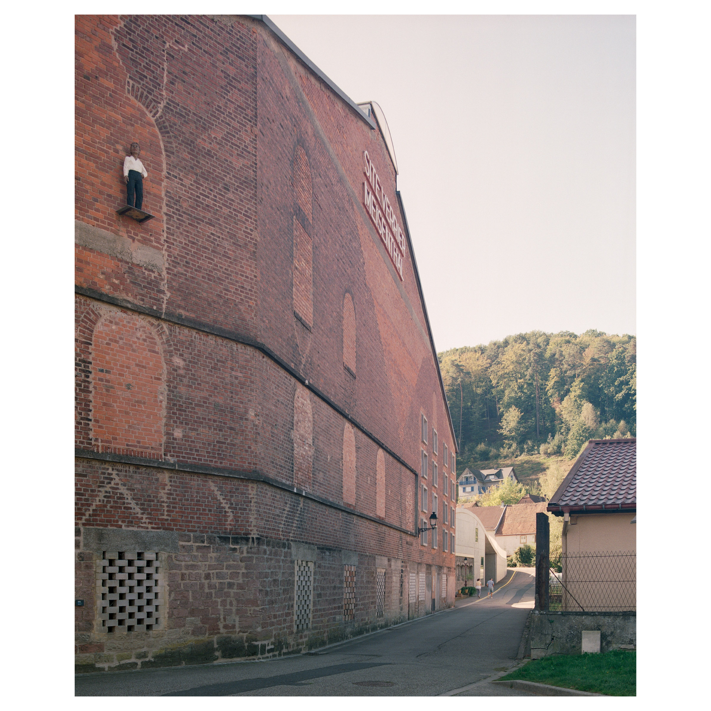 Photographie argentique du site verrier de Meisenthal (France) construit par les agences d'architectures SO-IL et Freaks. Approche depuis la parking © Guillaume Porche