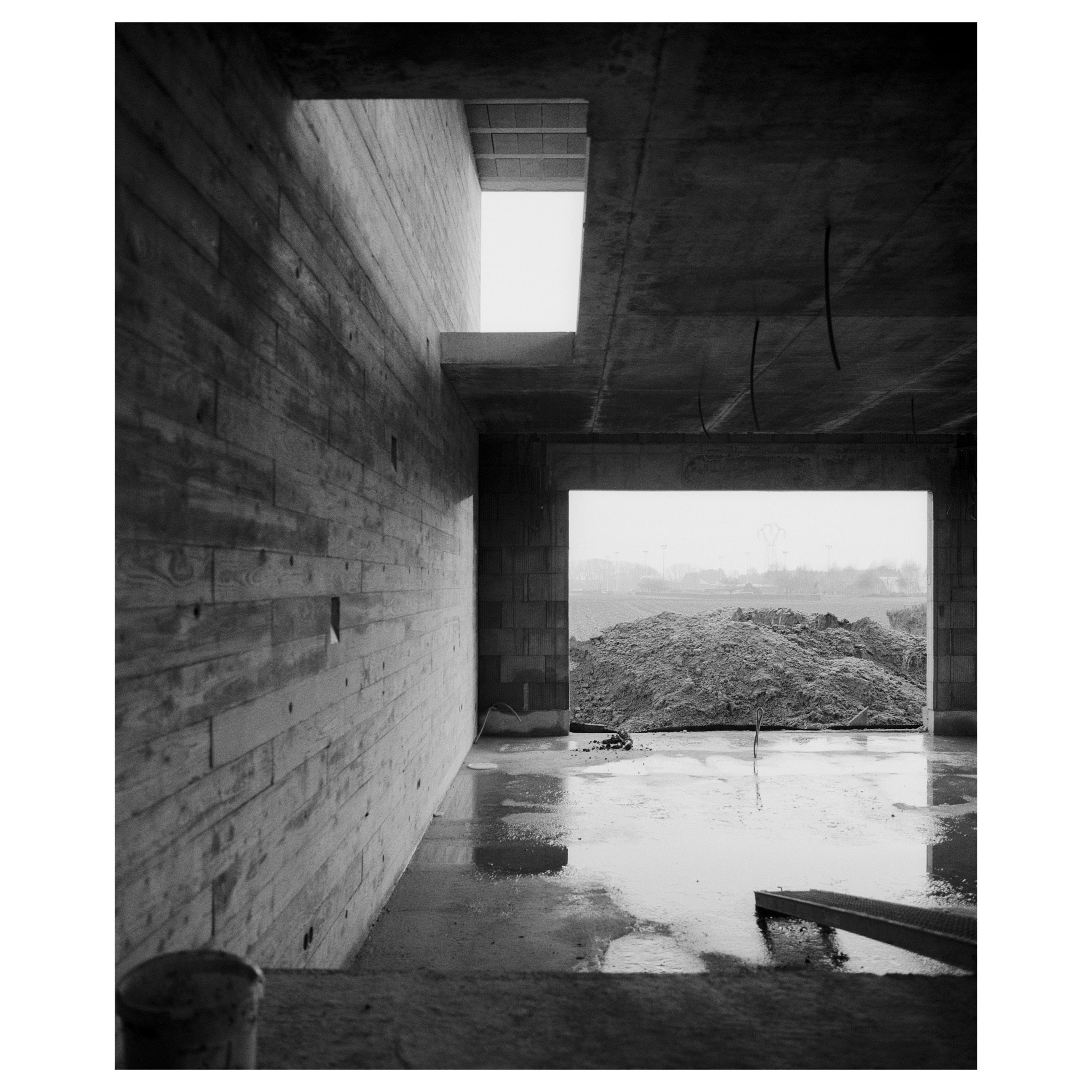 Photographie argentique d'une maison individuelle à Strasbourg (France) construit par l'architecte Marc Blaizeau. Ces photos représentent le chantier, une composition de géométrie et de lumière © Guillaume Porche