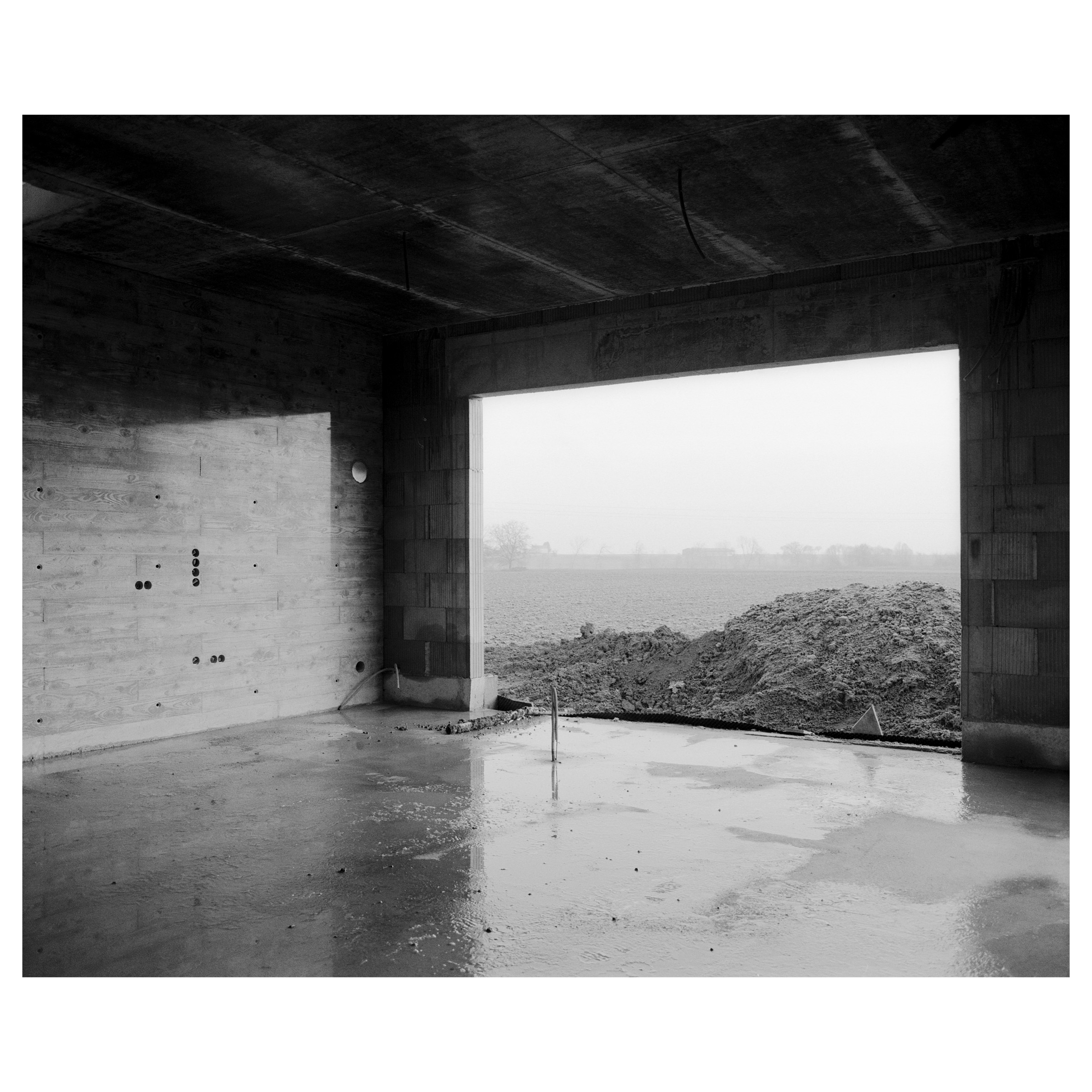 Photographie argentique d'une maison individuelle à Strasbourg (France) construit par l'architecte Marc Blaizeau. Ces photos représentent le chantier, une composition de géométrie et de lumière © Guillaume Porche