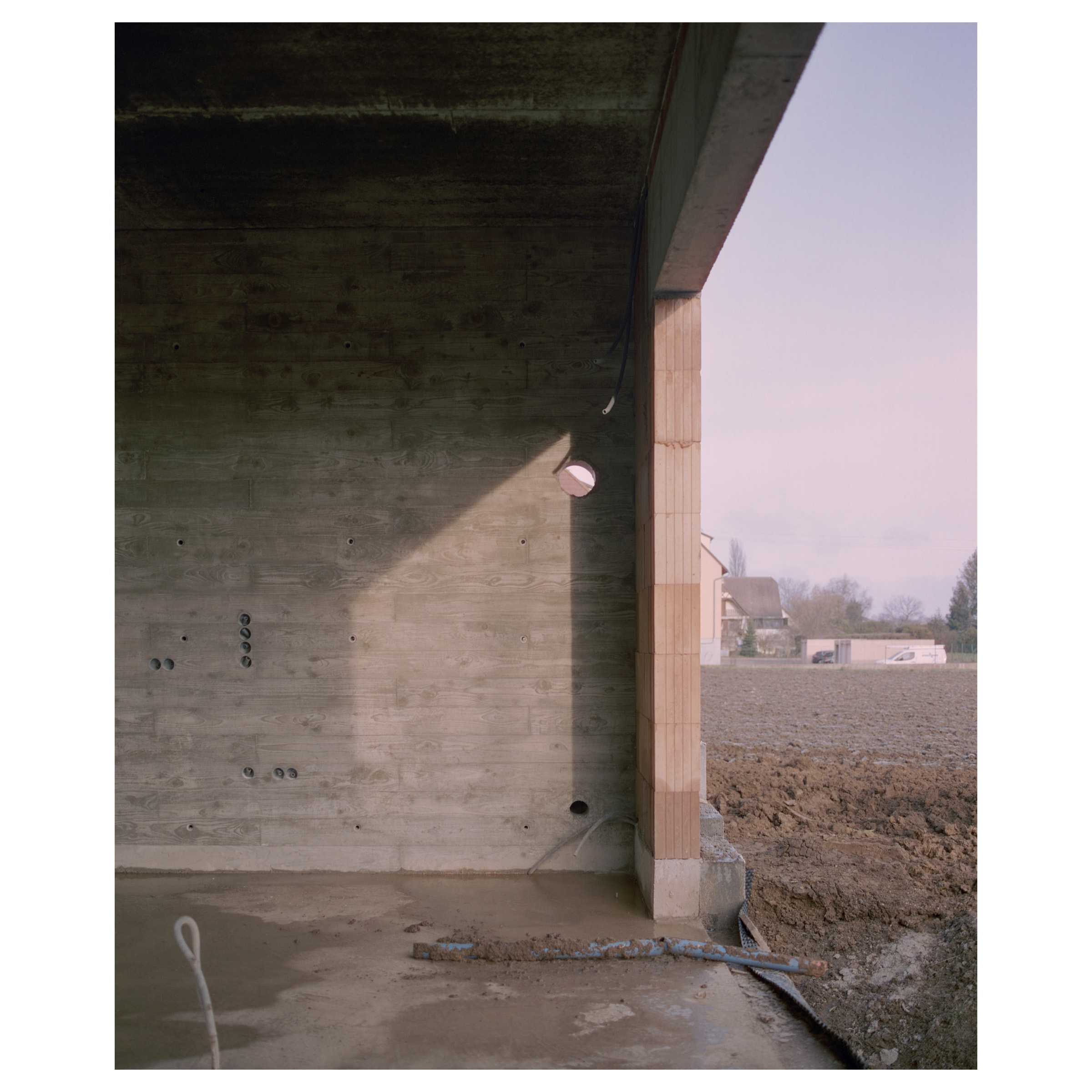 Photographie argentique d'une maison individuelle à Strasbourg (France) construit par l'architecte Marc Blaizeau. Ces photos représentent le chantier, une composition de géométrie et de lumière © Guillaume Porche