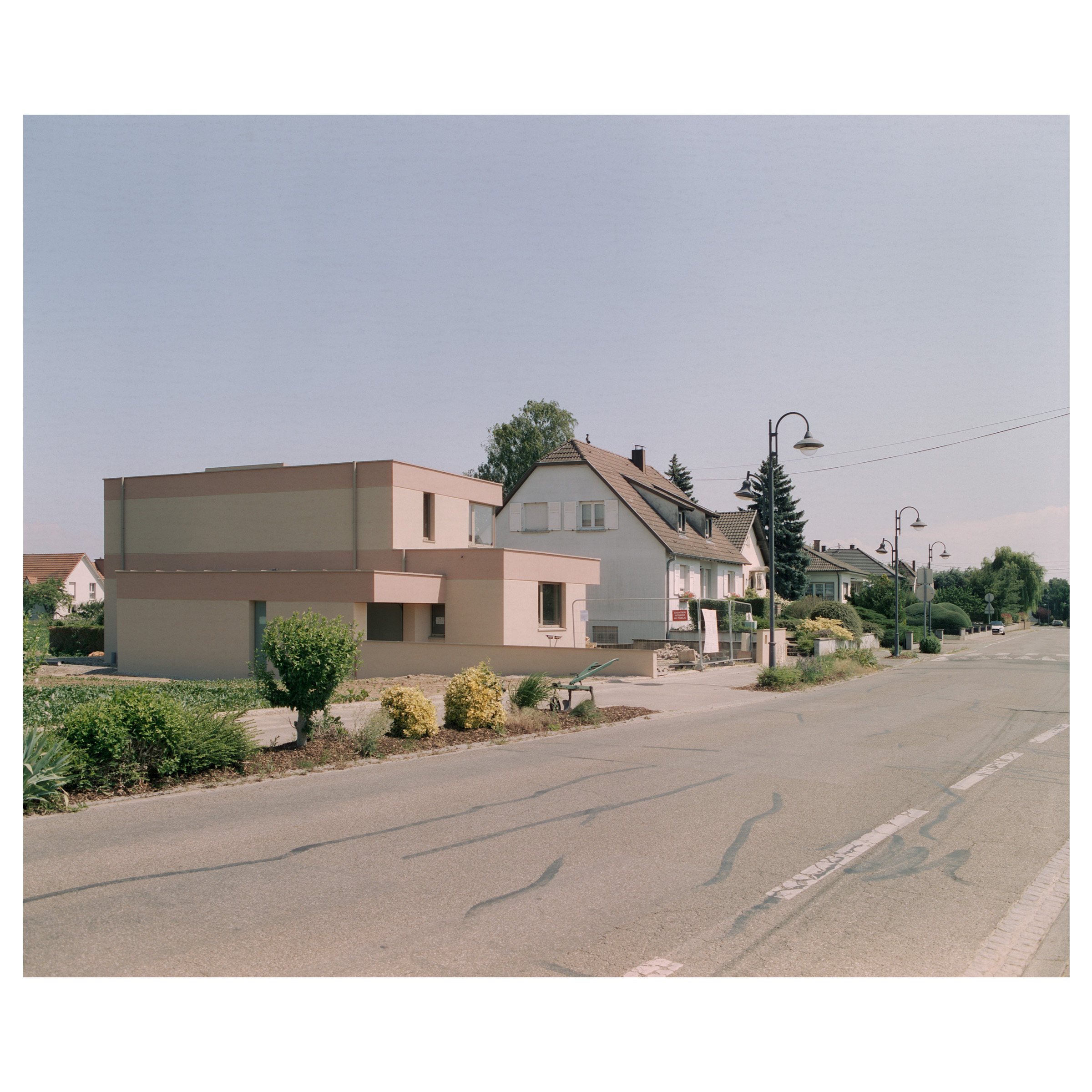 Photographie argentique d'une maison individuelle à Strasbourg (France) construit par l'architecte Marc Blaizeau. Ces photos représentent le chantier, une composition de géométrie et de lumière © Guillaume Porche