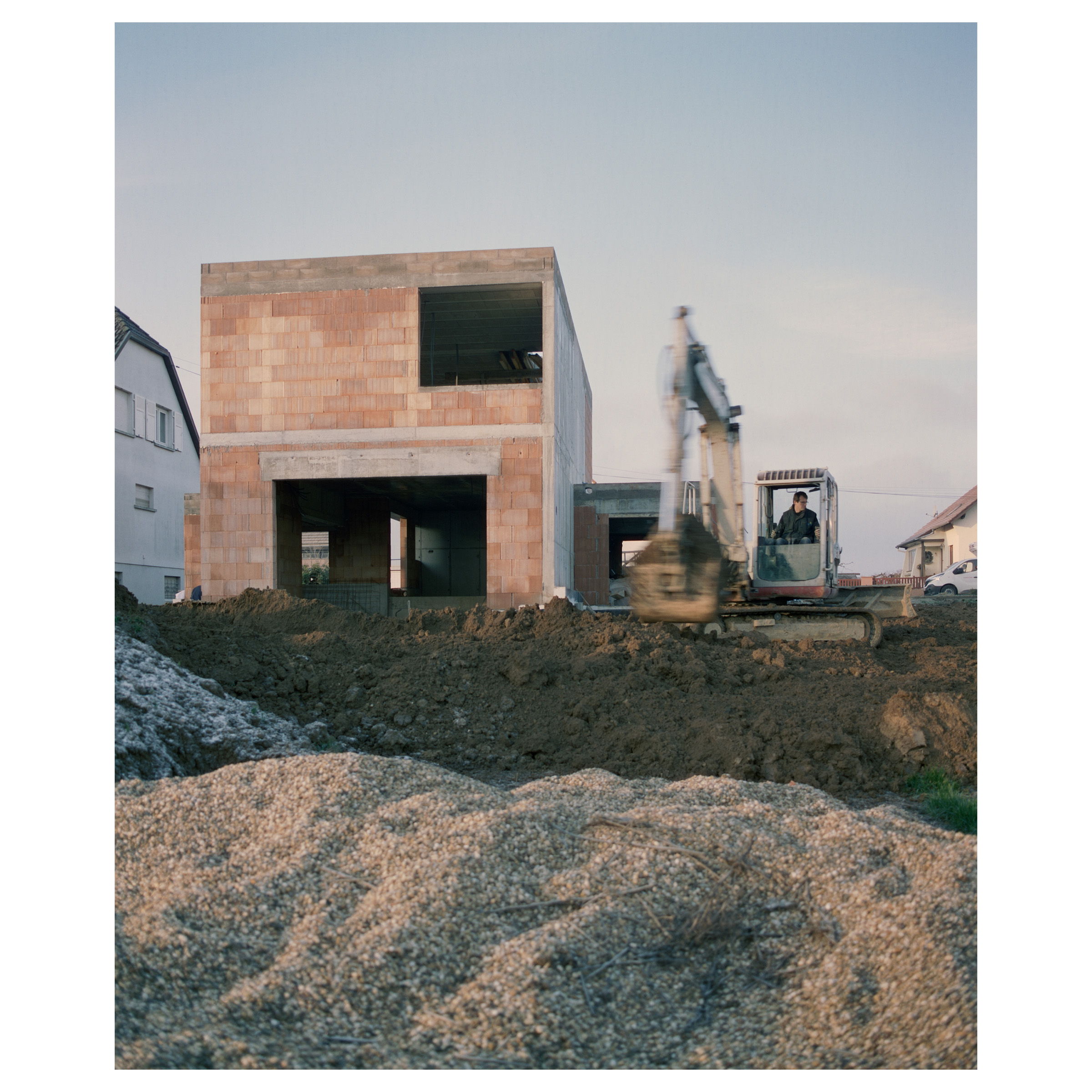 Photographie argentique d'une maison individuelle à Strasbourg (France) construit par l'architecte Marc Blaizeau. Ces photos représentent le chantier, une composition de géométrie et de lumière © Guillaume Porche