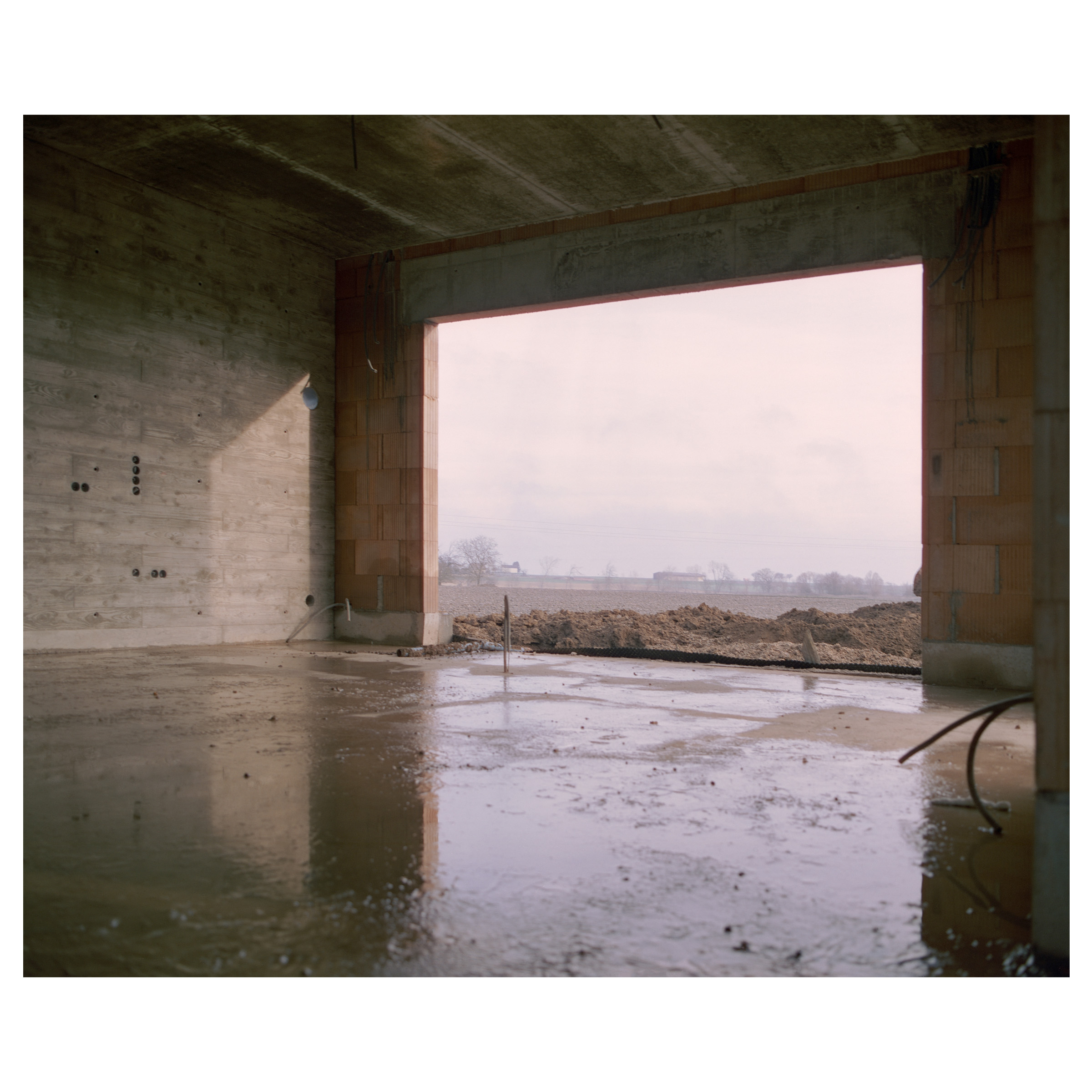 Photographie argentique d'une maison individuelle à Strasbourg (France) construit par l'architecte Marc Blaizeau. Ces photos représentent le chantier, une composition de géométrie et de lumière © Guillaume Porche