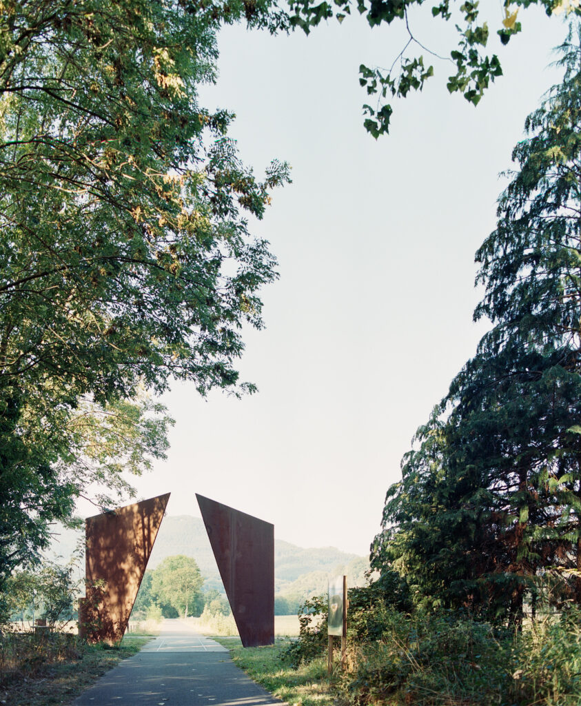 Photographie argentique des installations du chemin des carrières entre Rosheim et Saint Nabor en Alsace, construit par l'agence d'architecture norvégienne Reiulf Ramstad. Reportage photographique © Guillaume Porche