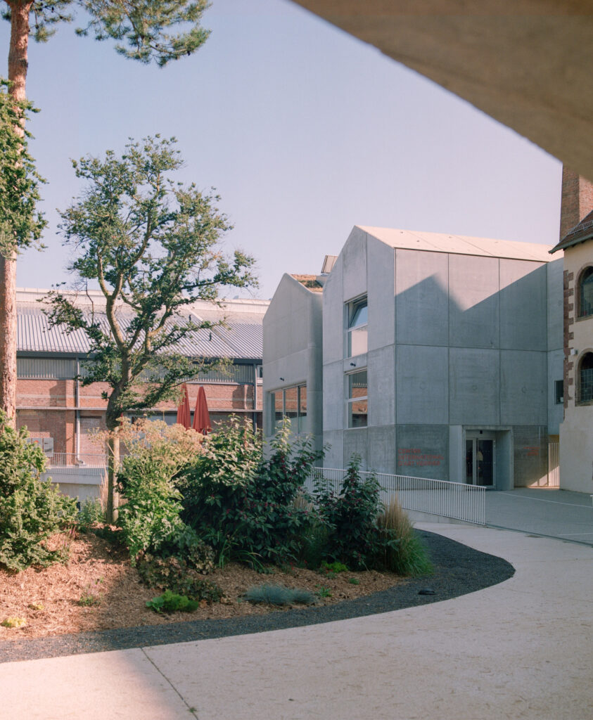 Photographie argentique du site verrier de Meisenthal, construit et réhabilité par l'agence d'architecture SO-IL et Freaks. Reportage photographique © Guillaume Porche